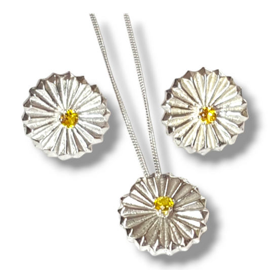 Botanical - Daisy Stud Earrings